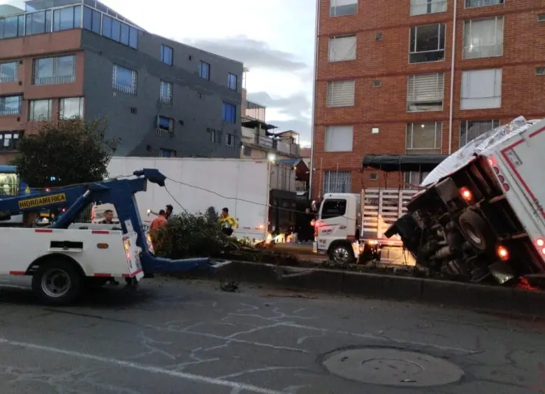 Camión volcado tras colisión con un tractocamión en la calle 183, norte de Bogotá. FOTO: tomada de X. 