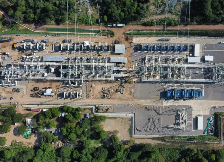 El tramo Colectora–Cuestecitas avanza de manera progresiva. A la fecha, se han finalizado 389 torres (75% de avance), mientras que el montaje alcanza el 69%, con 355 estructuras instaladas. Foto: Cortesía Enlaza