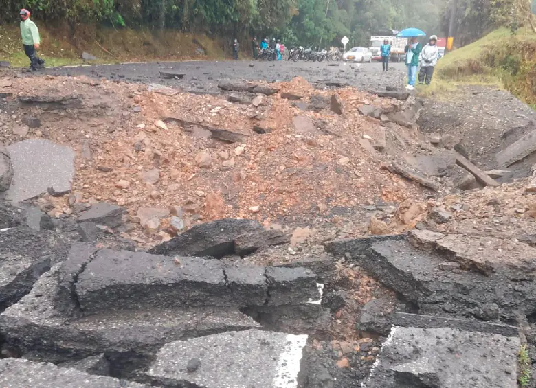 Así quedó la vía Medellín-Costa Atlántica en el sector Ventanitas, de Yarumal, luego de que un grupo armado pusiera un artefacto explosivo improvisado. Se investiga si es una retaliación por las recientes capturas. FOTO: CORTESÍA
