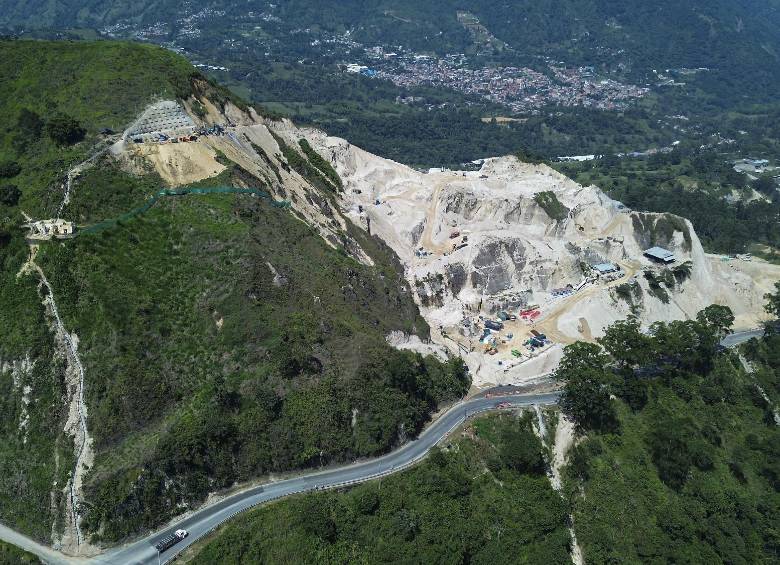 La montaña del sector Areneras comprende 600.000 metros cúbicos de tierra acumulados en 110 metros de altura. El desmonte de la montaña es necesario para avanzar en obras de la vía, según Covipacífico. Foto: Manuel Saldarriaga Quintero