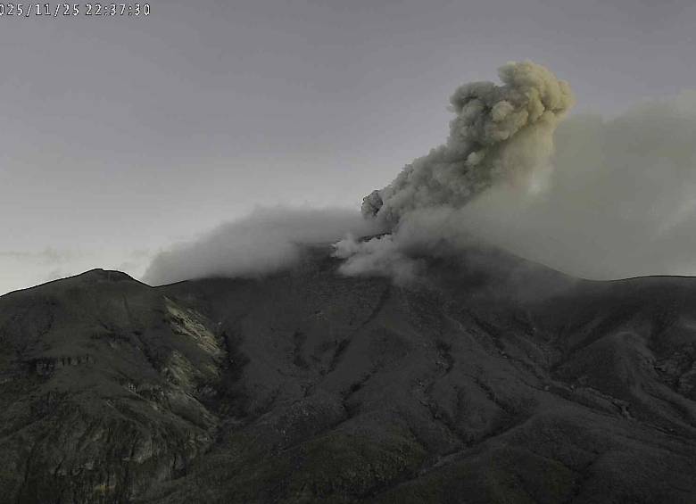 La emisión de ceniza del volcán Puracé-cadena volcánica Los Coconucos (Cauca) fue vista por los habitantes de la vereda Cristales (Puracé), ubicada al costado del volcán este 25 de noviembre de 2025. FOTO: Servicio Geológico Colombiano