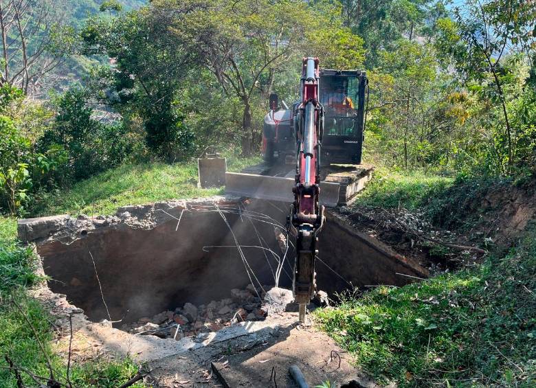 El tanque estaba hecho de cemento y tenía cubierta, pero fue destruido por maquinaria oficial porque no reunía condiciones de sanidad. FOTO CORTESÍA ALCALDÍA