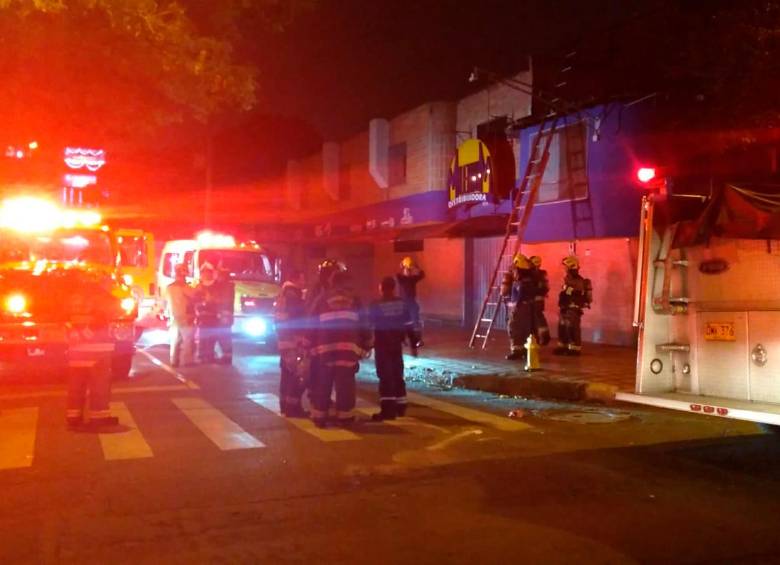 En un incendio registrado en una distribuidora en el centro de Medellín, 12 bomberos, entre ellos Gonzalo, recibieron el año nuevo del 2017. Todos se abrazaron entre ellos. FOTO cortesía