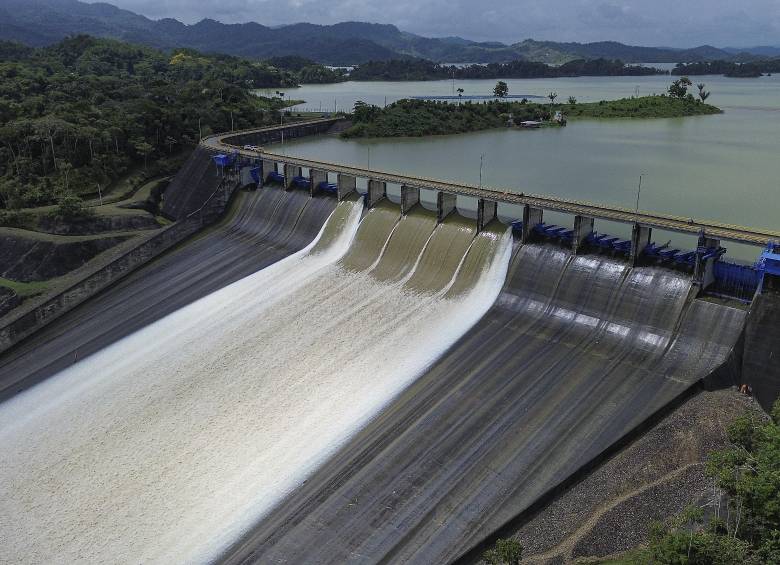 En un país que depende del agua para generar electricidad, la reducción de lluvias, los bajos niveles de los embalses y el aumento de la demanda elevan la preocupación del sector. Foto: Manuel Saldarriaga 