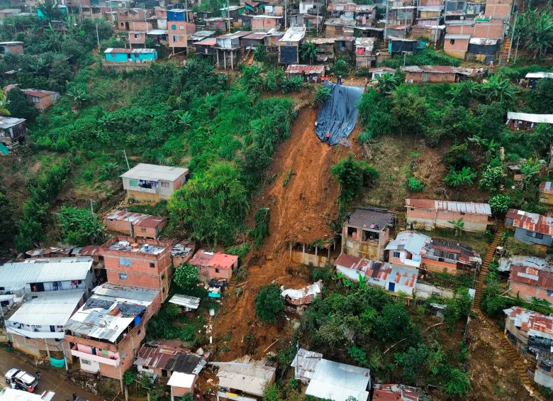 Además de las dos viviendas arrasadas, el Distrito ordenó la evacuación preventiva de otras siete casas, dado que el terreno continuaba inestable. FOTOS Camilo Suárez