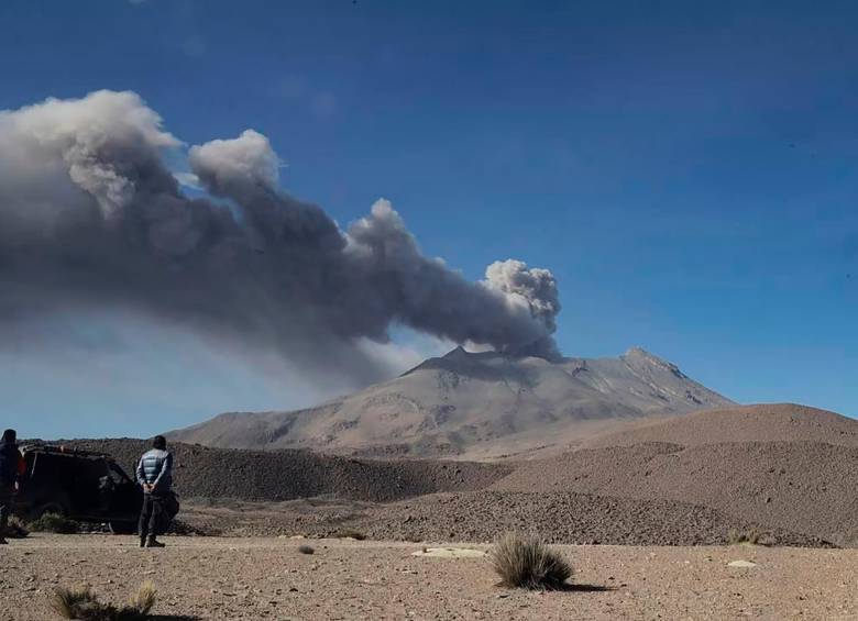 El gobierno peruano ha destinado recursos para declarar la emergencia por la posible erupción del volcán Ubinas. FOTO AFP