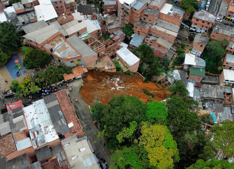 Una llamada oportuna evitó que el movimiento en masa que sepultó tres casas cobrara víctimas. FOTOS: CAMILO SUÁREZ Y JULIO HERRERA