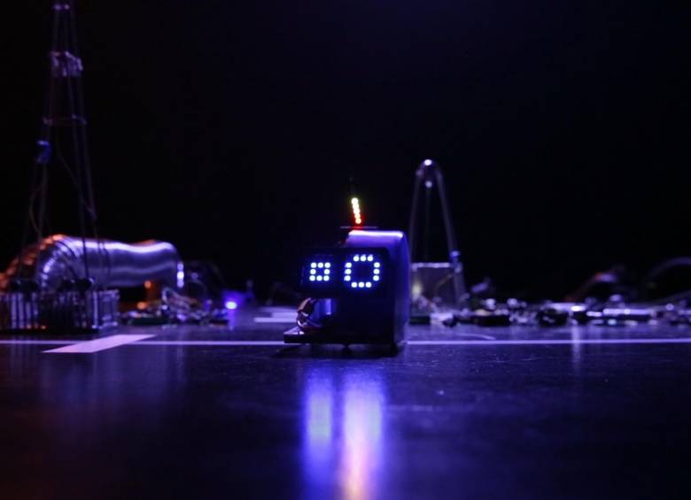 El robot Azul en el escenario. Foto: Cortesía