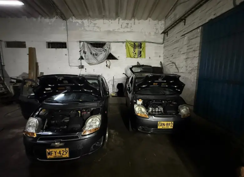 Estos fueron los dos carros hurtados y recuperados en el marco del operativo realizado en el barrio Prado. FOTO: CORTESÍA SECRETARÍA DE SEGURIDAD DE MEDELLÍN