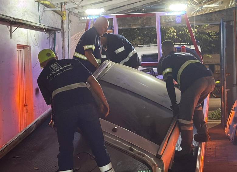 Esta fue una de las partes de vehículos que encontraron dentro de este local que hacían pasar como un parqueadero. También hallaron herramientas y otros elementos. FOTO: CORTESÍA SECRETARÍA DE SEGURIDAD DE MEDELLÍN