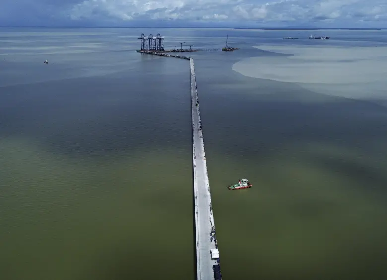 Tras la culminación del puente sobre el río León y el viaducto, el proyecto está volcado en concluir su muelle antes de noviembre de 2025. FOTO: Manuel Saldarriaga Quintero