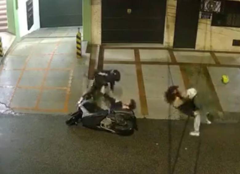 Brutal atraco a dos mujeres en Bucaramanga. FOTO: Capturas de video