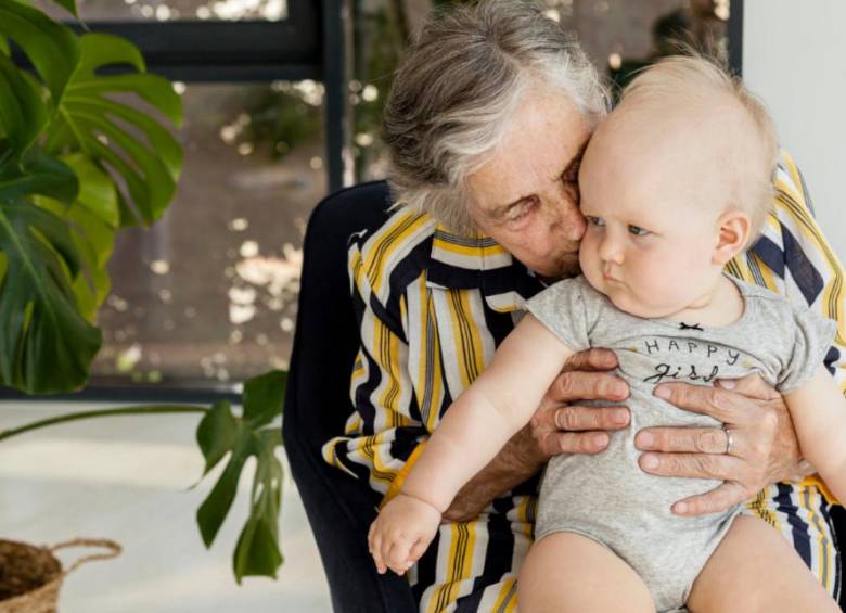 Ahora los abuelos pueden cobrar por cuidar a sus nietos. Foto: Imagen de freepik