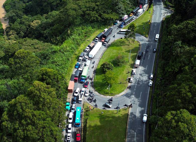 Las dificultades para el tránsito además de la carga afecta al transporte de pasajeros y la movilidad de particulares. FOTO Manuel Saldarriaga