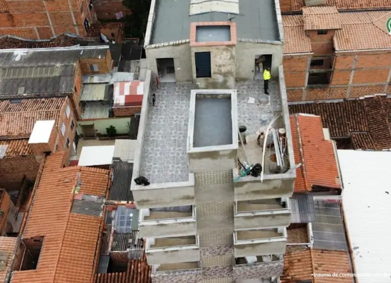 Aspecto del edificio que fue ocupado por las autoridades por presuntos nexos con el ELN. FOTO: Cortesía Fiscalía