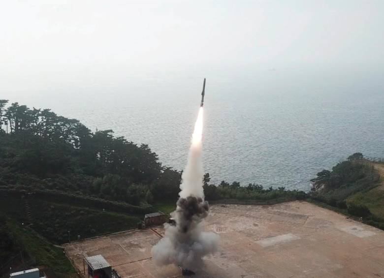 Una foto de un folleto facilitada por el Ministerio de Defensa Nacional muestra que el nuevo misil de crucero supersónico de Corea del Sur está probado. Foto: EFE. 