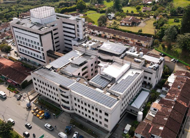 Paneles solares en la sede principal, una de las estrategias que la convirtieron en la primera institución certificada en sostenibilidad en Colombia. FOTO: Cortesía