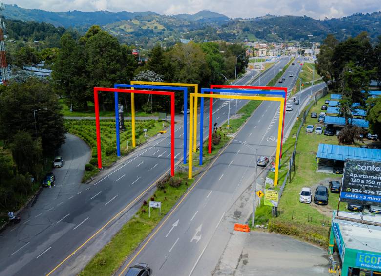 Así fue la restauración de ‘Pórticos’, la escultura de Hugo Zapata que recibe a los viajeros del aeropuerto de Rionegro