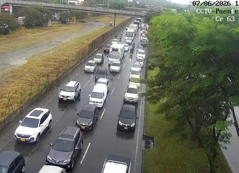 Los cierres viales por una competencia ciclística, sumados a las lluvias y las ciclovías dominicales, generan congestión en varios corredores estratégicos de Medellín este domingo. FOTO: Secretaría de movilidad.