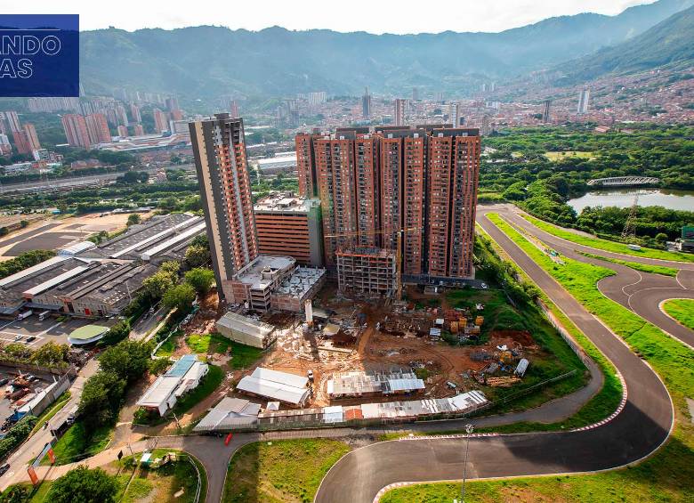 Pero el autódromo tardó años en comenzar y los proyectos de vivienda comenzaron a instalarse en los terrenos aledaños, lo que significó un nuevo reto: tomar medidas reglamentarias para reducir la contaminación ambiental y auditiva, y lograr acuerdos con la comunidad para el desarrollo del escenario. En la foto, Conjunto Residencial La Vida es Bella, que colinda con las instalaciones del Central Park. 