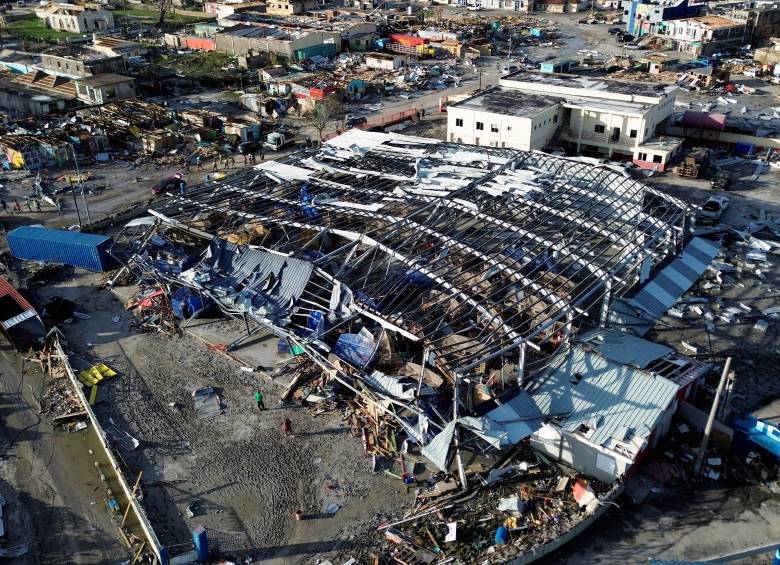 Destrucción tras el paso del huracán Melissa, en la ciudad de Kingston, capital de Jamaica. FOTO: AFP