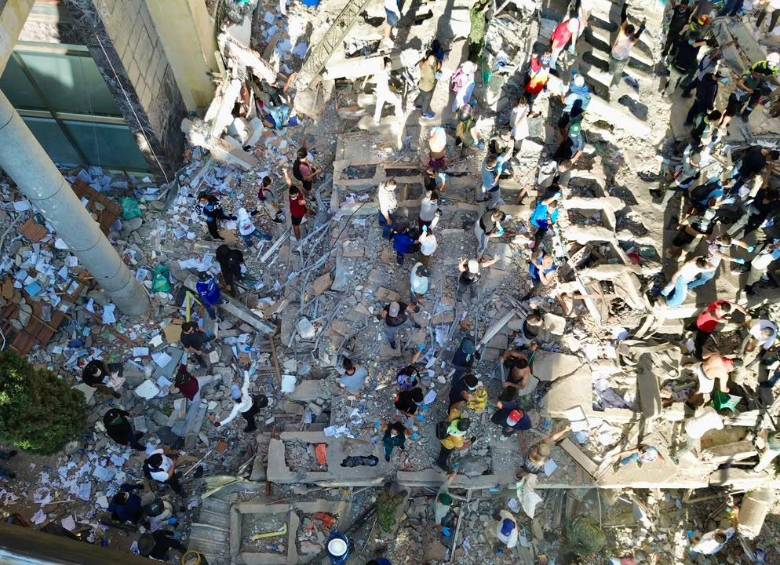 En Pereira se registraron al menos 37 víctimas mortales y otras tres en municipios del área metropolitana, mientras 65 edificaciones colapsaron, tras el sismo de magnitud 7,4 registrado ayer. Foto: Manuel Saldarriaga