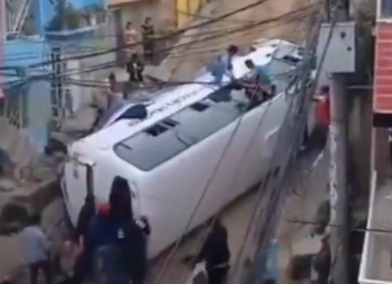 Bus e servicio público se volcó en Soacha. Foto: capturas de pantalla
