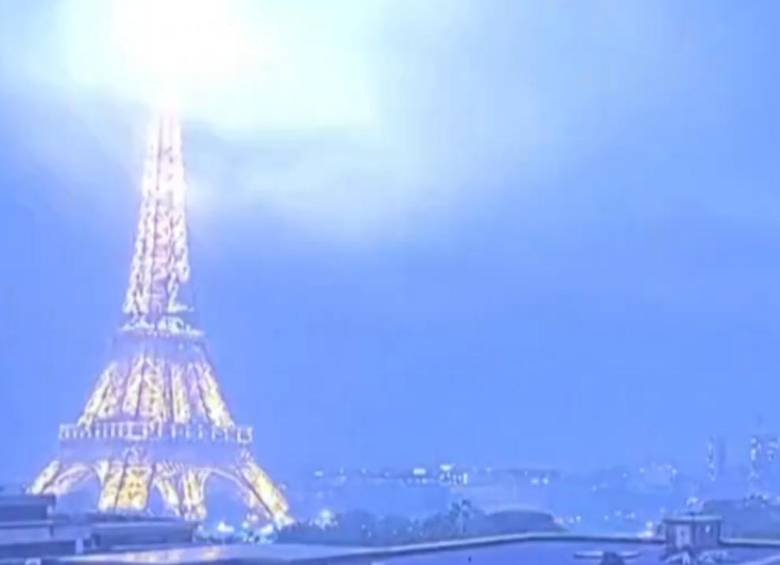 La Torre Eiffel siendo impactada por un rayo. FOTO: Captura de video