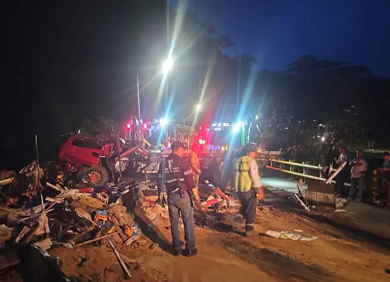 Así quedó la vía tras el aparatoso siniestro vial ocurrido en la noche de este martes, en la entrada al municipio de Ebéjico. FOTO: CORTESÍA