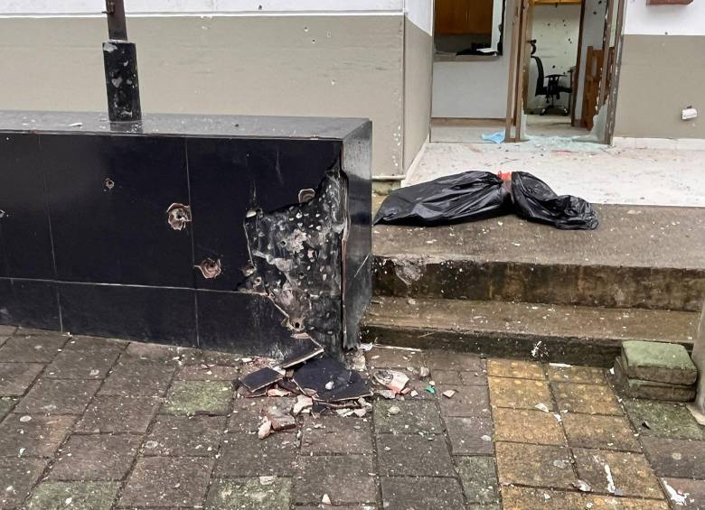 Más de 100 impactos de bala recibió la estación de policía de Valdivia en la madrugada del 11 de junio. FOTO: Tomada de redes sociales
