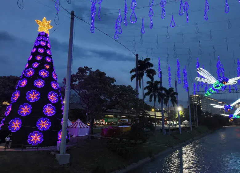 El árbol de Navidad, ubicado en inmediaciones de Parques del Río, decorado con 90 flores luminosas en su exterior. FOTO Cortesía EPM.