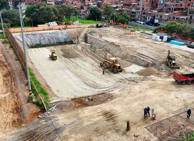 El gran Sistema de Drenaje Sostenible de Primavera Norte, se excava bajo la cancha de Villa Niza. FOTO Cortesía
