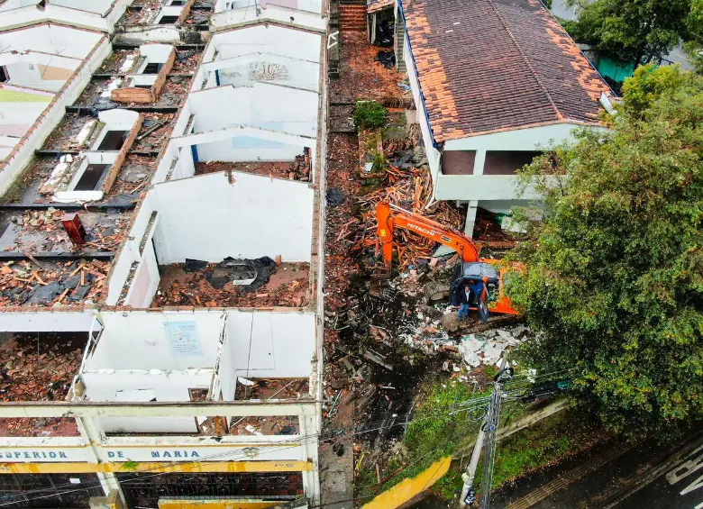 Las labores de demolición avanzan de forma progresiva y técnica en la Institución Educativa Normal Superior de María, con el objetivo de dar paso a la construcción de la nueva Ciudadela Educativa 4.0. FOTO: Cortesía Alcaldía de Rionegro