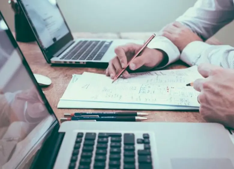 A través de procesos completamente digitales, empresas del sector BPO están contratando personal remoto para trabajar desde casa en jornadas completas o parciales. FOTO: GETTY