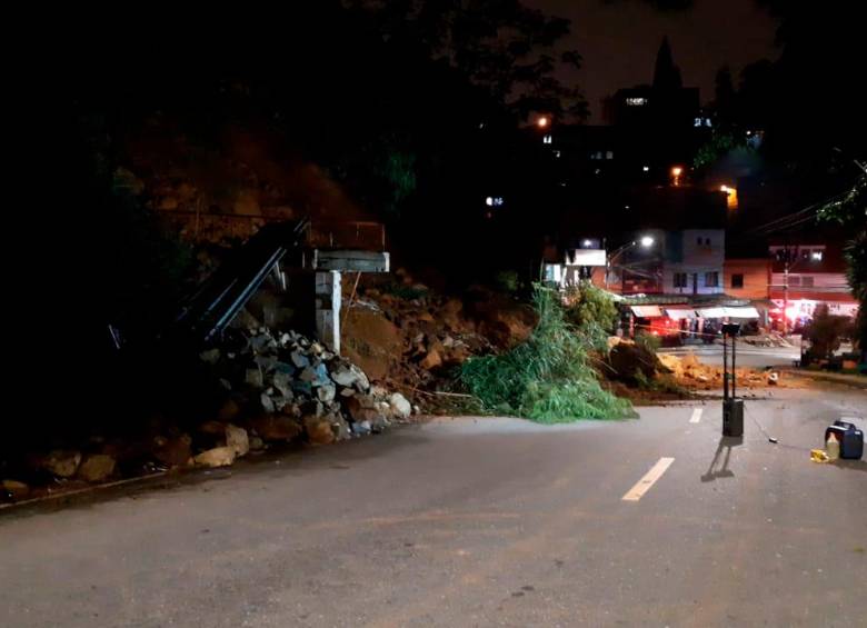 Cinco negocios y 22 viviendas afectadas por deslizamiento de tierra en Manrique 