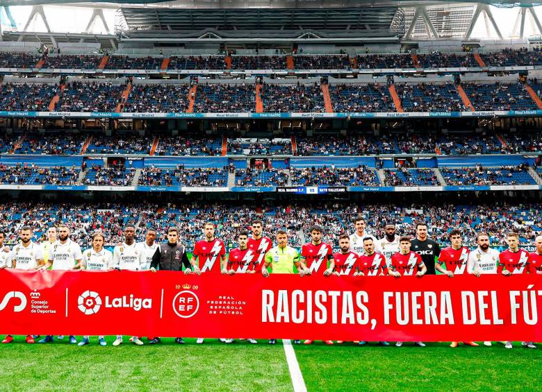 “Racistas, fuera del fútbol”, decía la pancarta que compartieron ambos equipos. FOTO @realmadrid