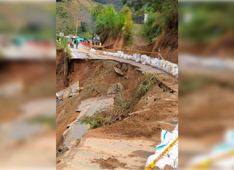 El derrumbe se produjo a la altura del kilómetro 12+500 de ese corredor, en el sector La Cabaña. FOTO: CORTESÍA DENUNCIAS ANTIOQUIA