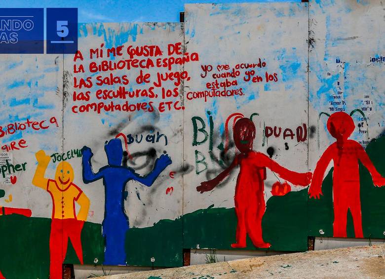 Con las puertas cerradas y una barrera que sellaba cualquier entrada, Adolfo comenzó a ejercer veeduría ciudadana, respaldada eventualmente por la JAC y la Corporación Con-vivamos. Conocer por experiencia propia los beneficios de la obra lo motivó a llamar la atención de las administraciones municipales, que atribuían toda responsabilidad a las empresas constructoras. En la foto, pinturas elaboradas en 2016 por niños que frecuentaban la biblioteca antes de su cierre.
