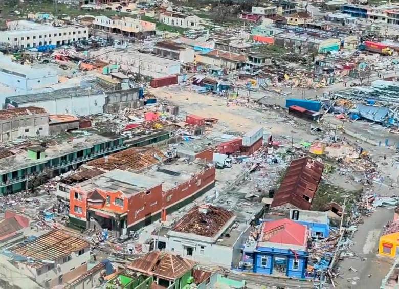 Grandes olas cerca de una casa tras el paso del huracán Melissa, en St. Thomas, Jamaica. Melissa tocó tierra el martes en el suroeste de la isla de Jamaica, en el Caribe, como un poderoso huracán categoría 5 con vientos máximos sostenidos de hasta 295 kilómetros por hora, informó el Centro Nacional de Huracanes de Estados Unidos. FOTO: AFP
