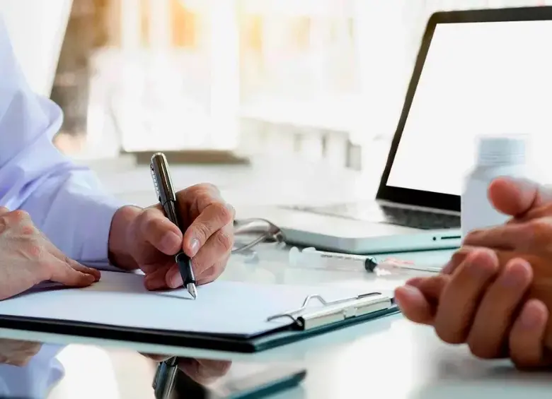 Candidato asistiendo a una entrevista de trabajo con previa información de la empresa a la que se va a postular. FOTO: Pexels