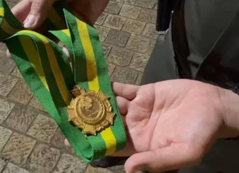 Policía recupera una medalla y se la entrega al jugador Carlos Henao. Foto: Policía Nacional