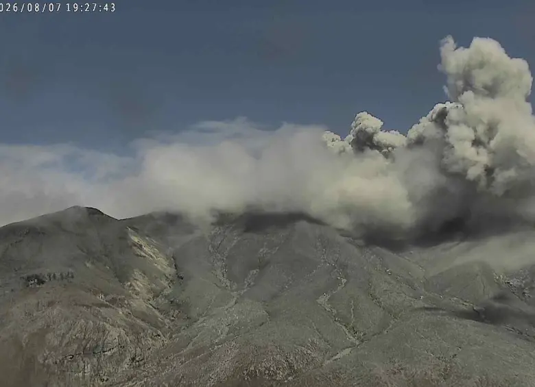 Emisión de ceniza en el volcán Puracé. FOTO Servicio Geológico Colombiano