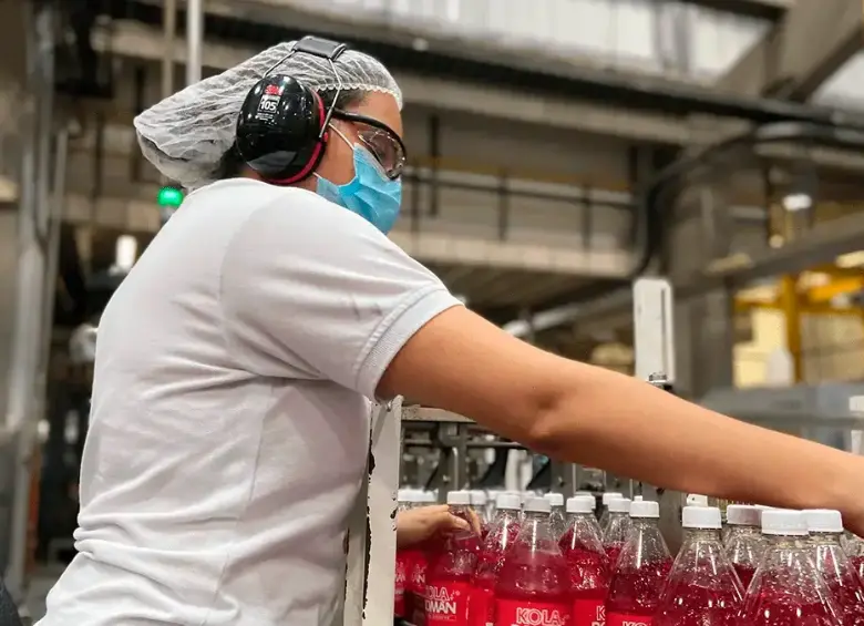 Empleada de Coca Cola Femsa en planta de producción. FOTO: Cortesía