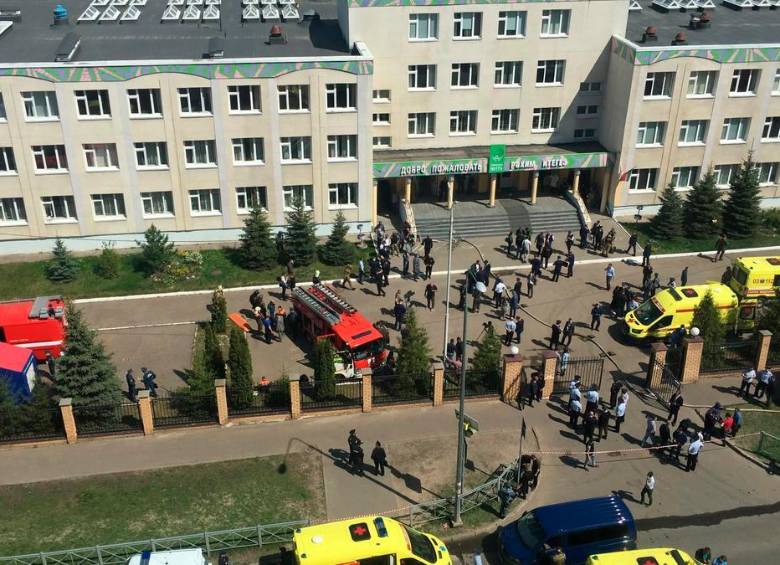 Así fue el acordonamiento en las afueras de la escuela, adonde llegaron los familiares desesperados, preguntando por sus hijos. El autor de la matanza se quitó la vida. FOTO efe