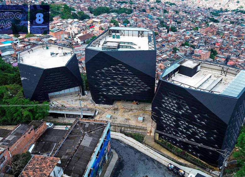 La obra, que ahora se conoce como Parque Biblioteca Santo Domingo Savio, tiene un 98% de avances físicos y 97% financieros. Adolfo Taborda afirma que, incluso una vez terminada, aún quedará el reto de integrarla al territorio mediante acciones de apropiación social, memoria y garantías de sostenimiento. En la foto, las obras, a la fecha, del Parque Biblioteca Santo Domingo.