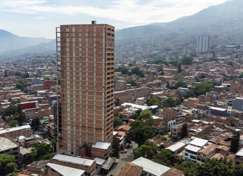 Aspecto del edificio Berlín ubicado en el barrio Aranjuez, uno de los proyectos que se quedó inconcluso en Medellín. FOTO CAMILO SUÁREZ