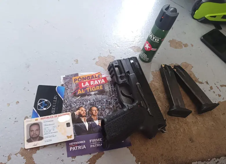 La campaña de Abelardo De La Espriella aseguró que el hombre detectado en el evento político no pertenecía al esquema oficial de seguridad del candidato presidencial. FOTO: Redes sociales. 