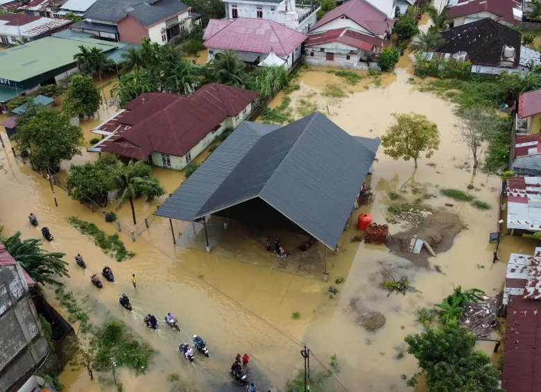 Vista aérea tomada con un dron el 27 de noviembre de 2025 de una zona residencial afectada por las inundaciones después de las fuertes lluvias, en la provincia de Aceh, Indonesia. FOTO: Xinhua/Yulham