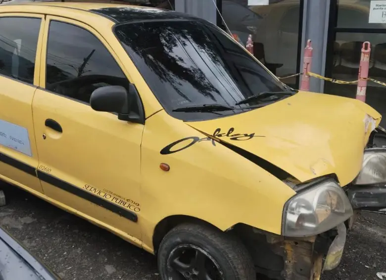 El taxista, después de arrollar a un motociclista y su acompañante, perdió el control del vehículo y chocó contra un poste en la Avenida Regional con calle 50. FOTO: Cortesía