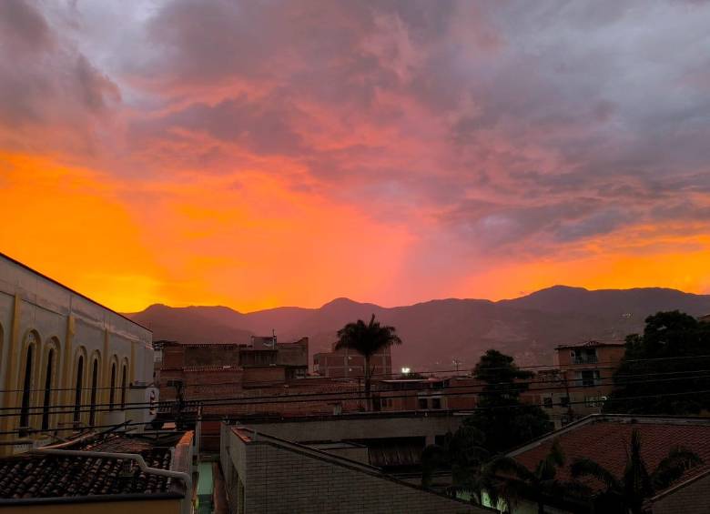 Así fue el atardecer en el Valle de Aburrá este miércoles, 12 de febrero de 2025. FOTO: MIGUEL ORLANDO ALGUERO